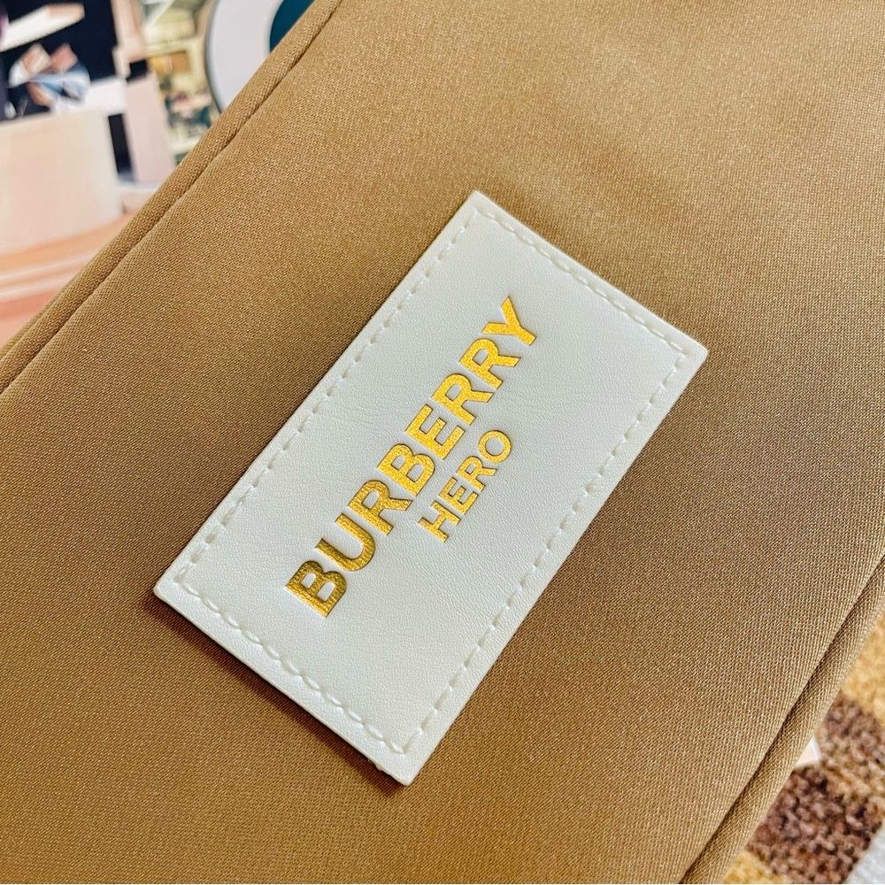 Burberry‎ Cosmetic Pouch - Picture 2 of 6